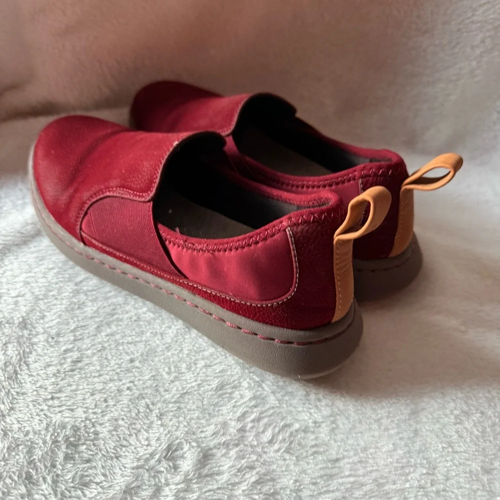 Clarks Shoes‎ Red Slip-On Women’s Size 6 Flats Loafers